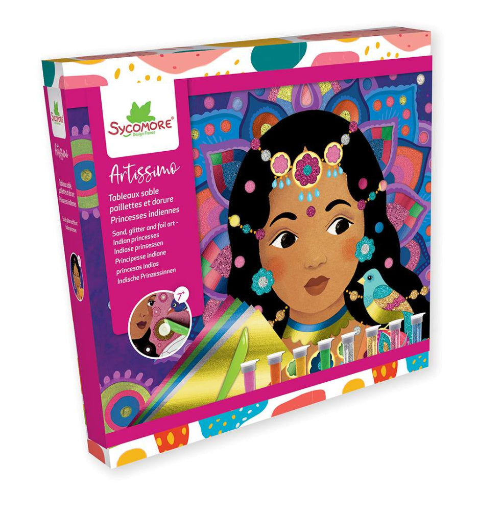 Crée de magnifiques tableaux scintillants ! Ce coffret contient 5 tableaux autocollants à décorer avec du sable coloré (8 tubes) et des feuilles métallisées, ainsi qu’une spatule et un livret avec modèles et instructions.