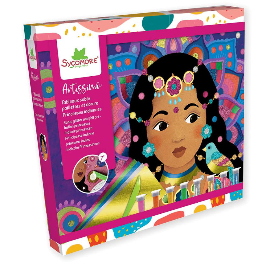 Crée de magnifiques tableaux scintillants ! Ce coffret contient 5 tableaux autocollants à décorer avec du sable coloré (8 tubes) et des feuilles métallisées, ainsi qu’une spatule et un livret avec modèles et instructions.