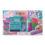 Coffret méga bracelet idéal à partager entre amis : comprend 2 métiers à tisser Mighty Loom™ et 2 Auto Looms™ Rainbow Loom®, avec perles Nebulous Stars exclusives et charms Cute-tique™ pour créer des bracelets cosmiques éclatants.