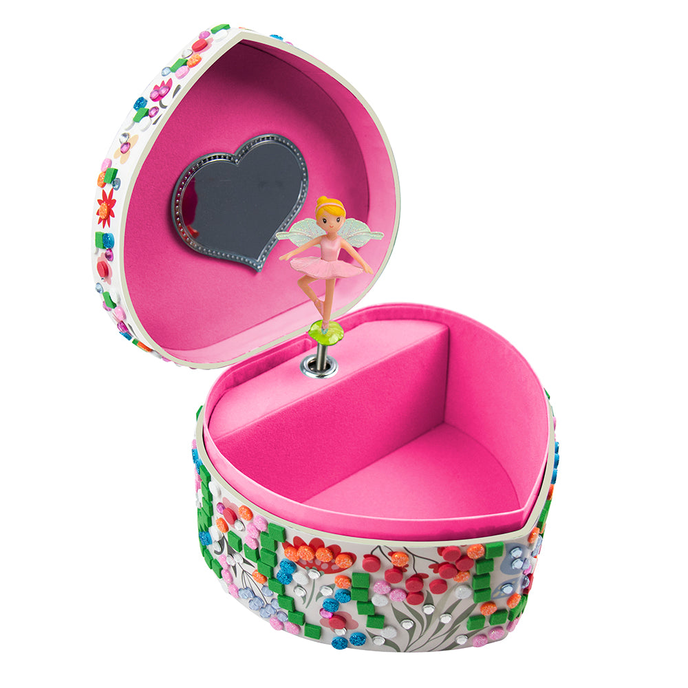 Composez une magnifique boîte musicale ballerine en fixant les mousses douces et les gemmes brillantes aux endroits marqués.