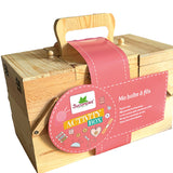 Boîte créative en bois contenant tout le nécessaire pour les activités autour du fil : laine, aiguilles, tricotin, feutrine, boutons, perles et accessoires pour apprendre à coudre, tricoter et créer.