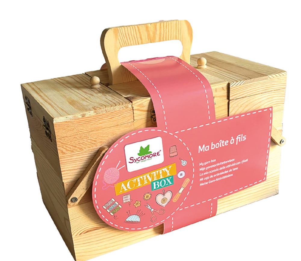 Boîte créative en bois contenant tout le nécessaire pour les activités autour du fil : laine, aiguilles, tricotin, feutrine, boutons, perles et accessoires pour apprendre à coudre, tricoter et créer.