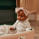 Bébé Gordis - Ruby avec chandail fleuris, pantalon et boucle